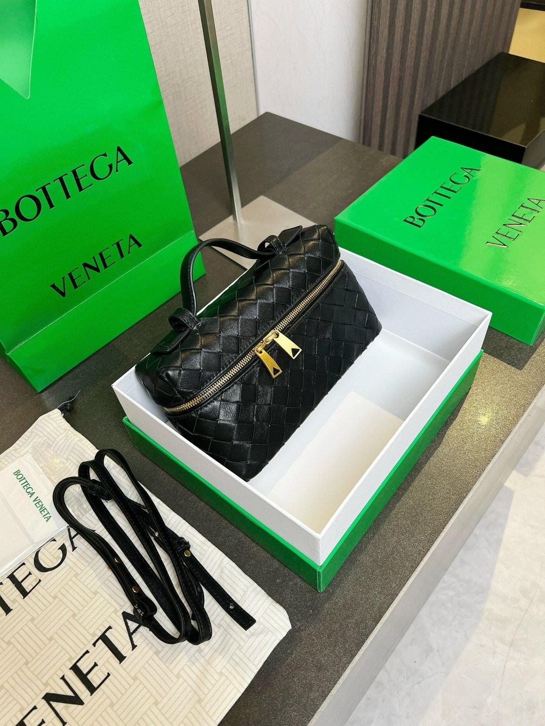 женская сумка bottega veneta,bottega veneta сумка,сумка-чехол bang vanity case серо коричневого цвета bottega veneta,сумка bottega,bottega veneta сумка мужская