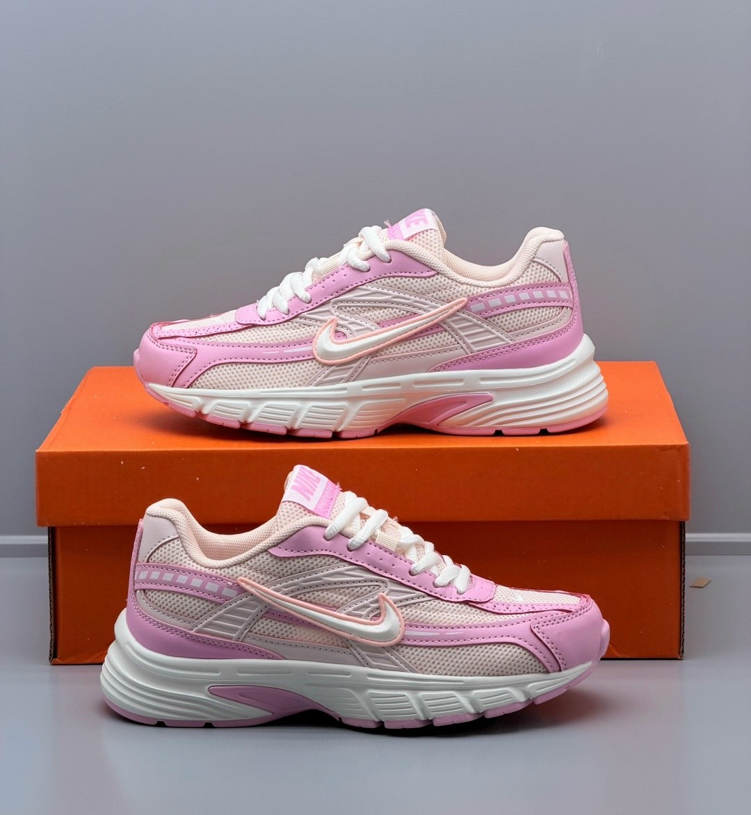 женские беговые кроссовки nike initiator ярко-розовый,кроссовки для бега initiator женские с низким верхом розовые/белые/серебристые nike,кроссовки nike женские,кроссовки nike initiator розовые,nike v