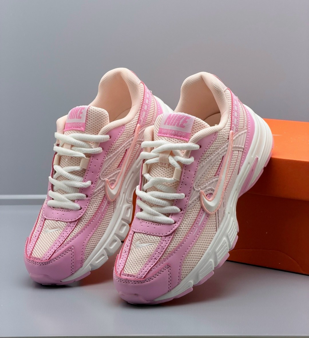 женские беговые кроссовки nike initiator ярко-розовый,кроссовки для бега initiator женские с низким верхом розовые/белые/серебристые nike,кроссовки nike женские,кроссовки nike initiator розовые,nike v