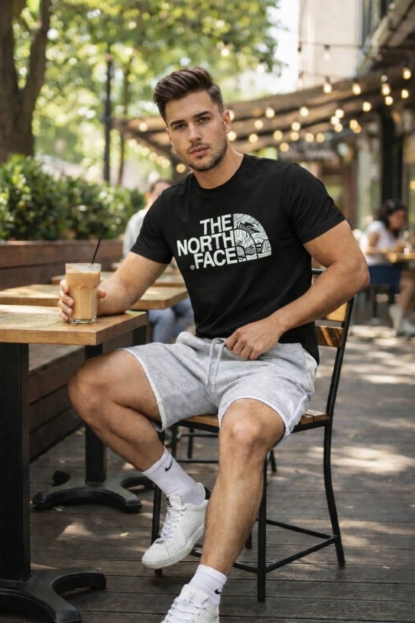 мужская мода,накачанный человек и у него на футболке написано даниил,футболки мужские,мода мужская,мужчина в футболке