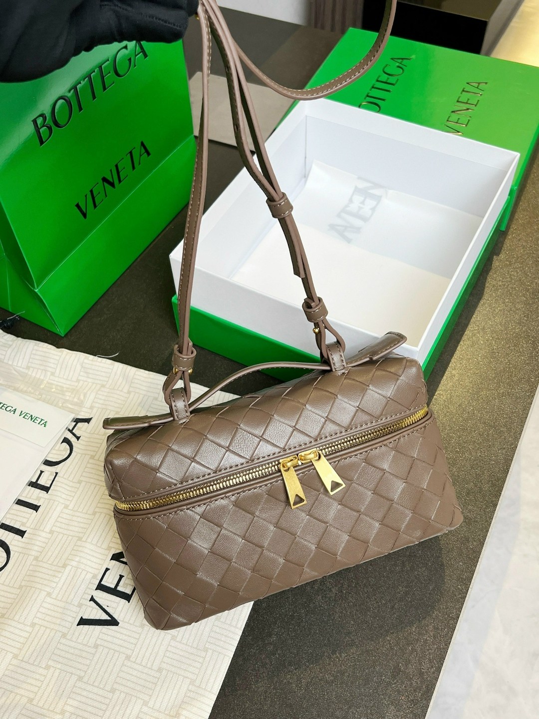 женская сумка bottega veneta,bottega veneta сумка,сумка-чехол bang vanity case серо коричневого цвета bottega veneta,сумка bottega,bottega veneta сумка мужская