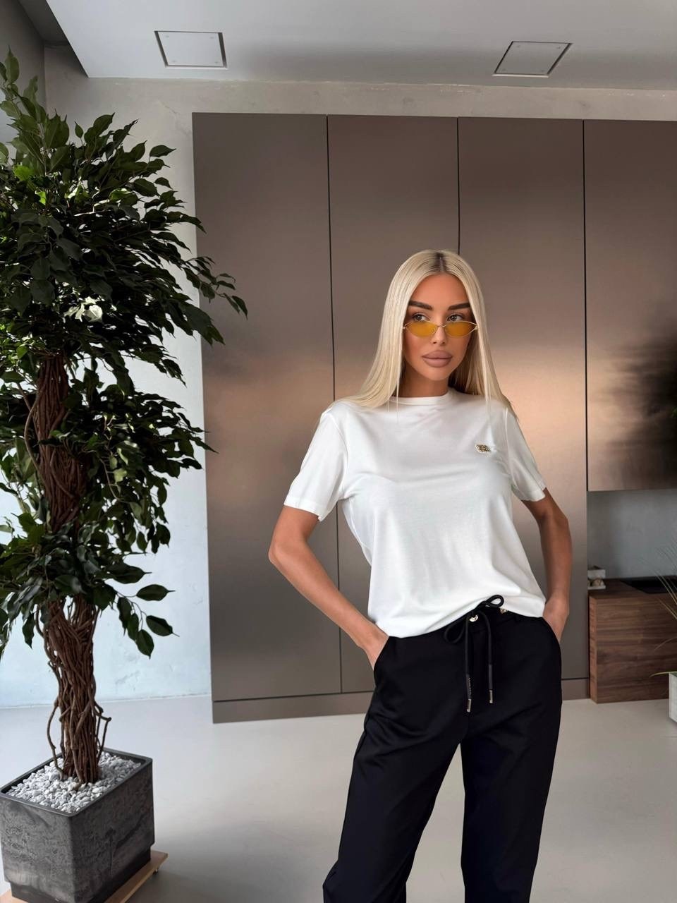 стильные костюмы,футболки женская,стильные модели,белая женская футболка,стильные футболки