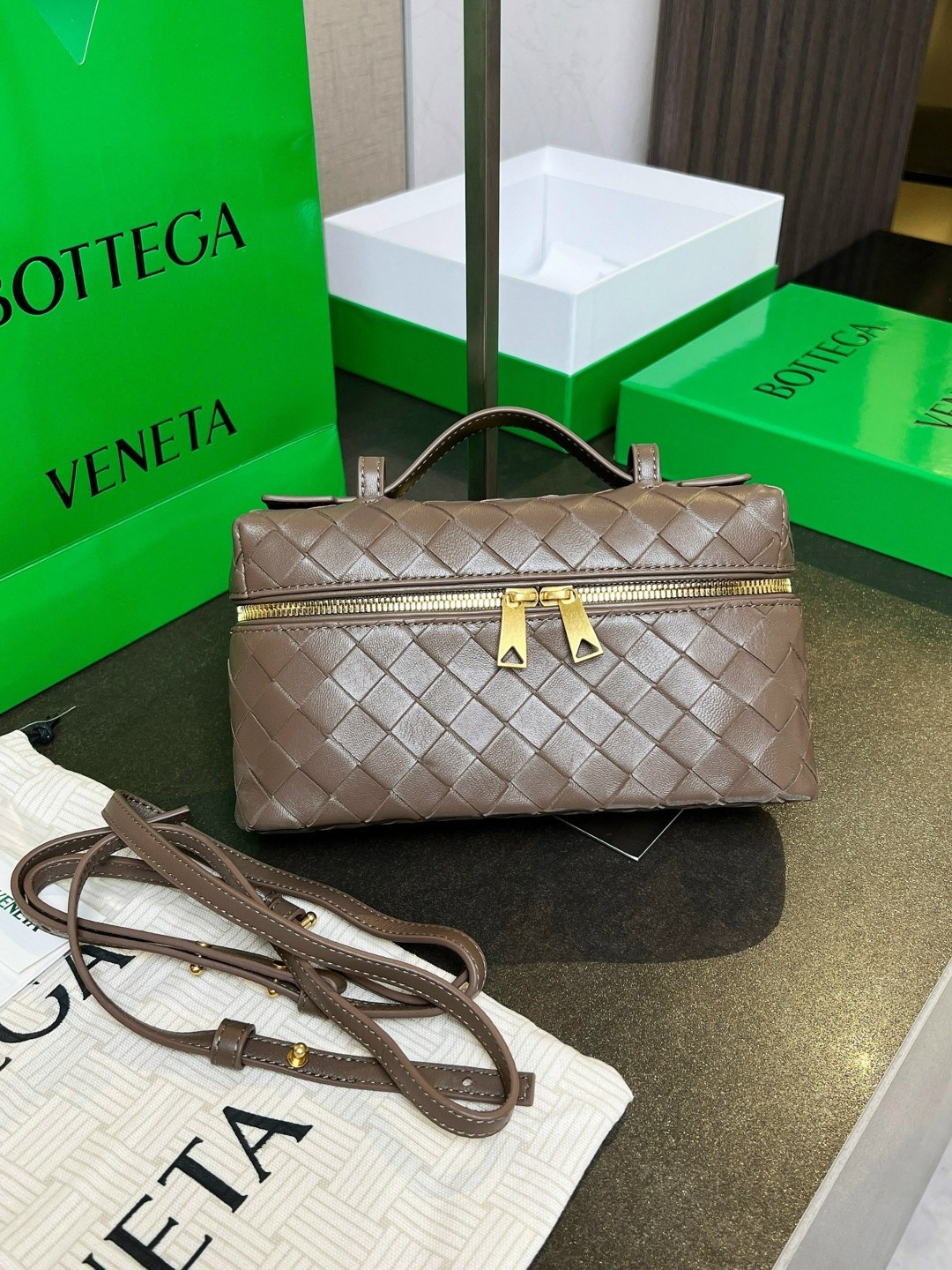 женская сумка bottega veneta,bottega veneta сумка,сумка-чехол bang vanity case серо коричневого цвета bottega veneta,сумка bottega,bottega veneta сумка мужская