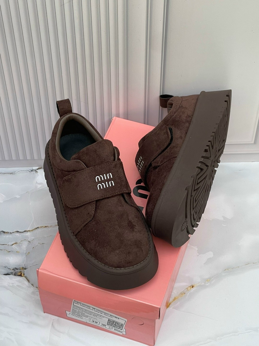 ,замшевые лоферы miu miu на высокий подошве и фирменной фурнитурой,женская ,лоферы замш,угги женские