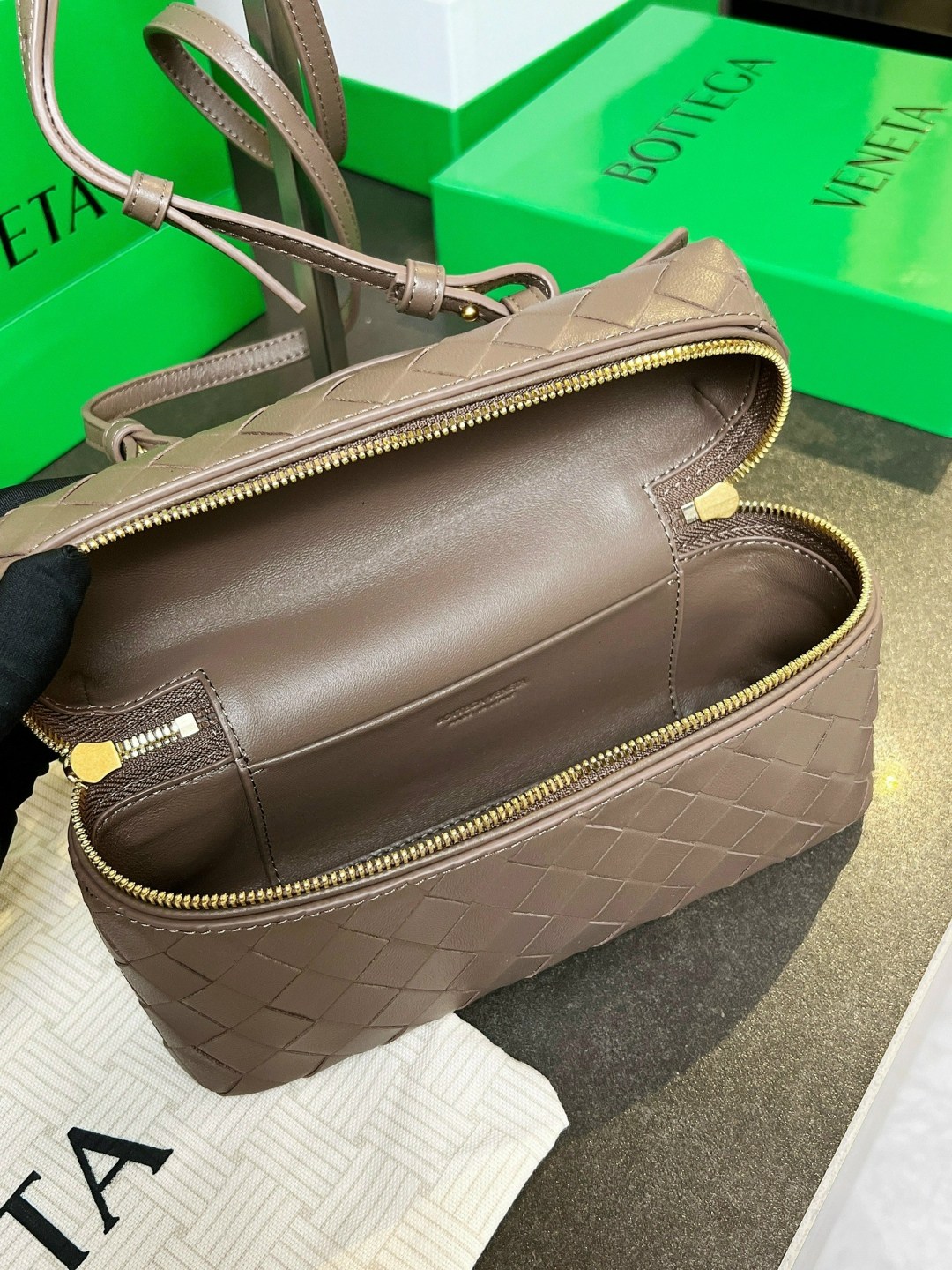 женская сумка bottega veneta,bottega veneta сумка,сумка-чехол bang vanity case серо коричневого цвета bottega veneta,сумка bottega,bottega veneta сумка мужская