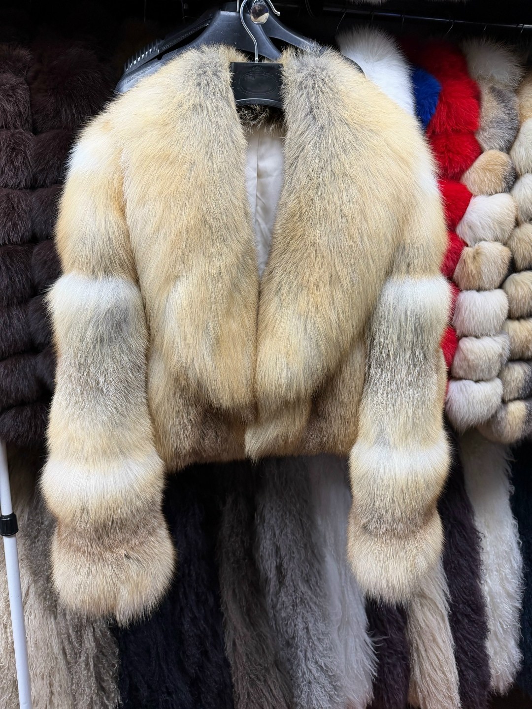 женская короткая толстая теплая зимняя шуба из натурального лисьего меха,меховая куртка,женская короткая куртка из натурального лисьего меха,мех лисы,женская шуба из натурального лисьего меха