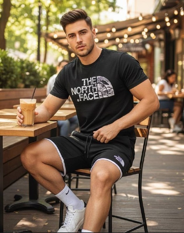 мужская мода,накачанный человек и у него на футболке написано даниил,футболки мужские,мода мужская,мужчина в футболке