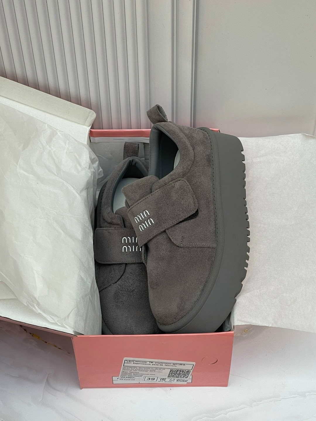 ,замшевые лоферы miu miu на высокий подошве и фирменной фурнитурой,женская ,лоферы замш,угги женские