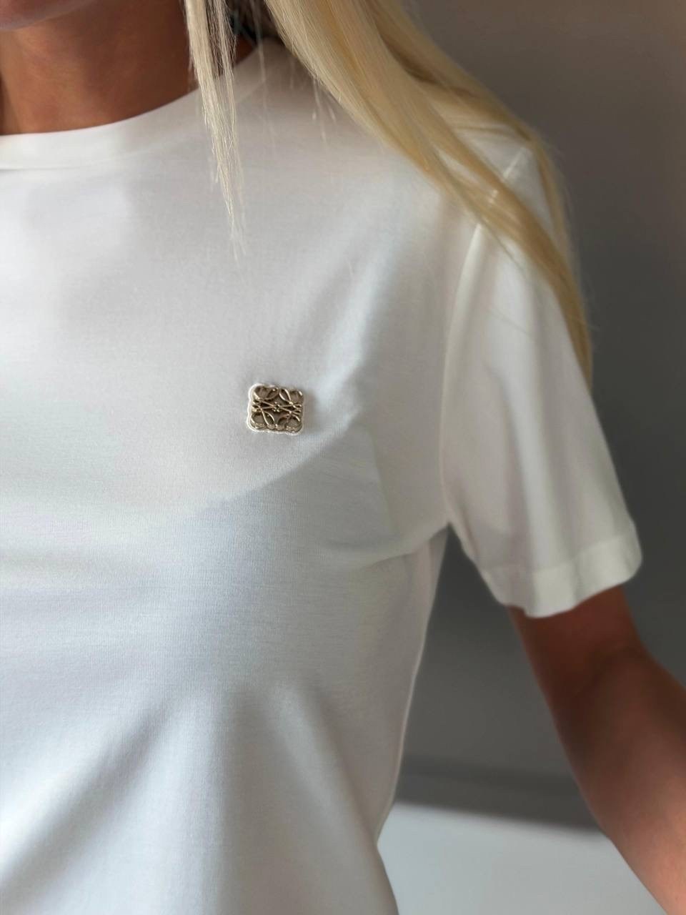 стильные костюмы,футболки женская,стильные модели,белая женская футболка,стильные футболки