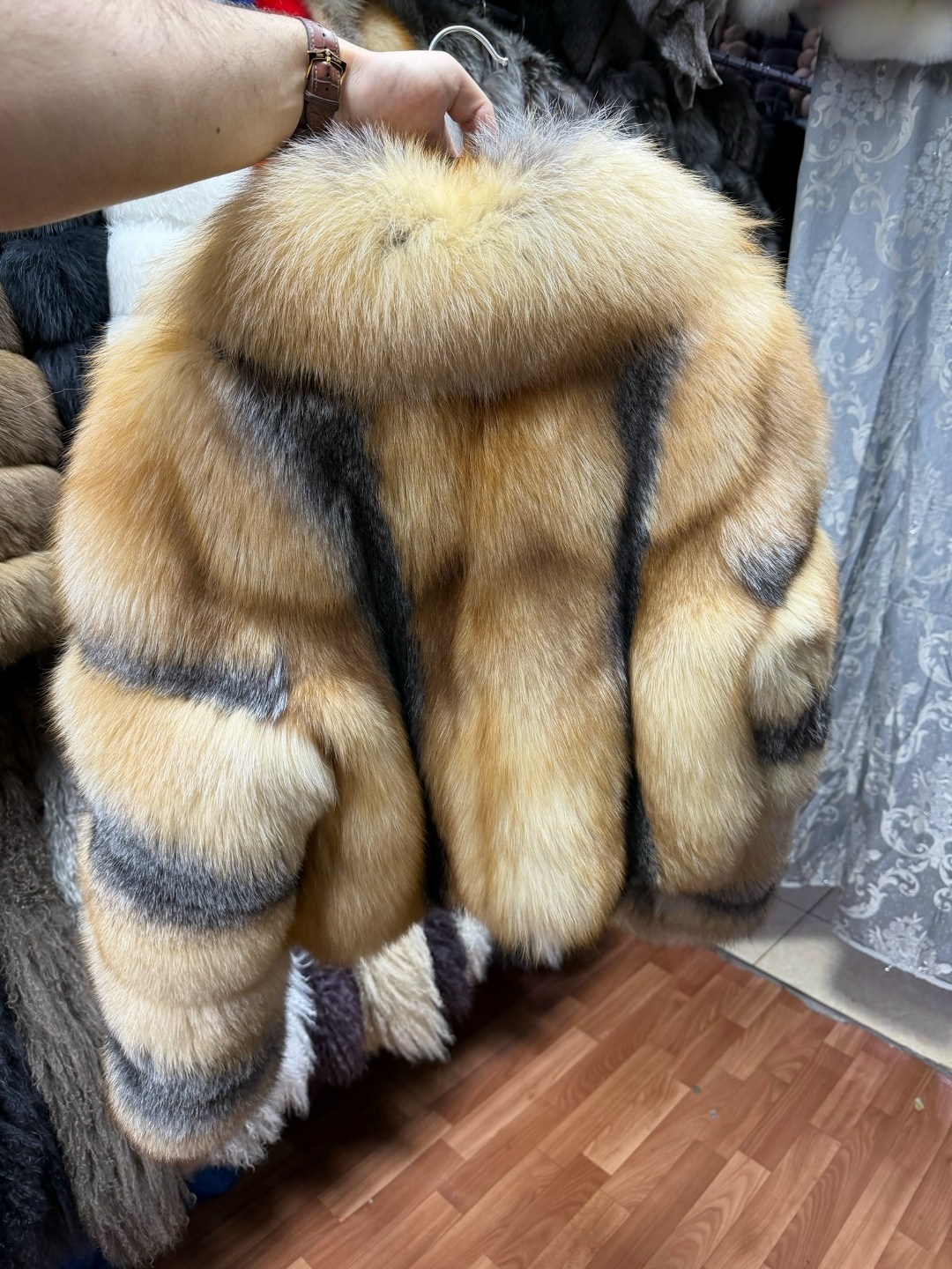 канадская лиса шуба,шуба из лисы,шуба из финской лисы,женская шуба из натурального лисьего меха,шуба из меха лисы