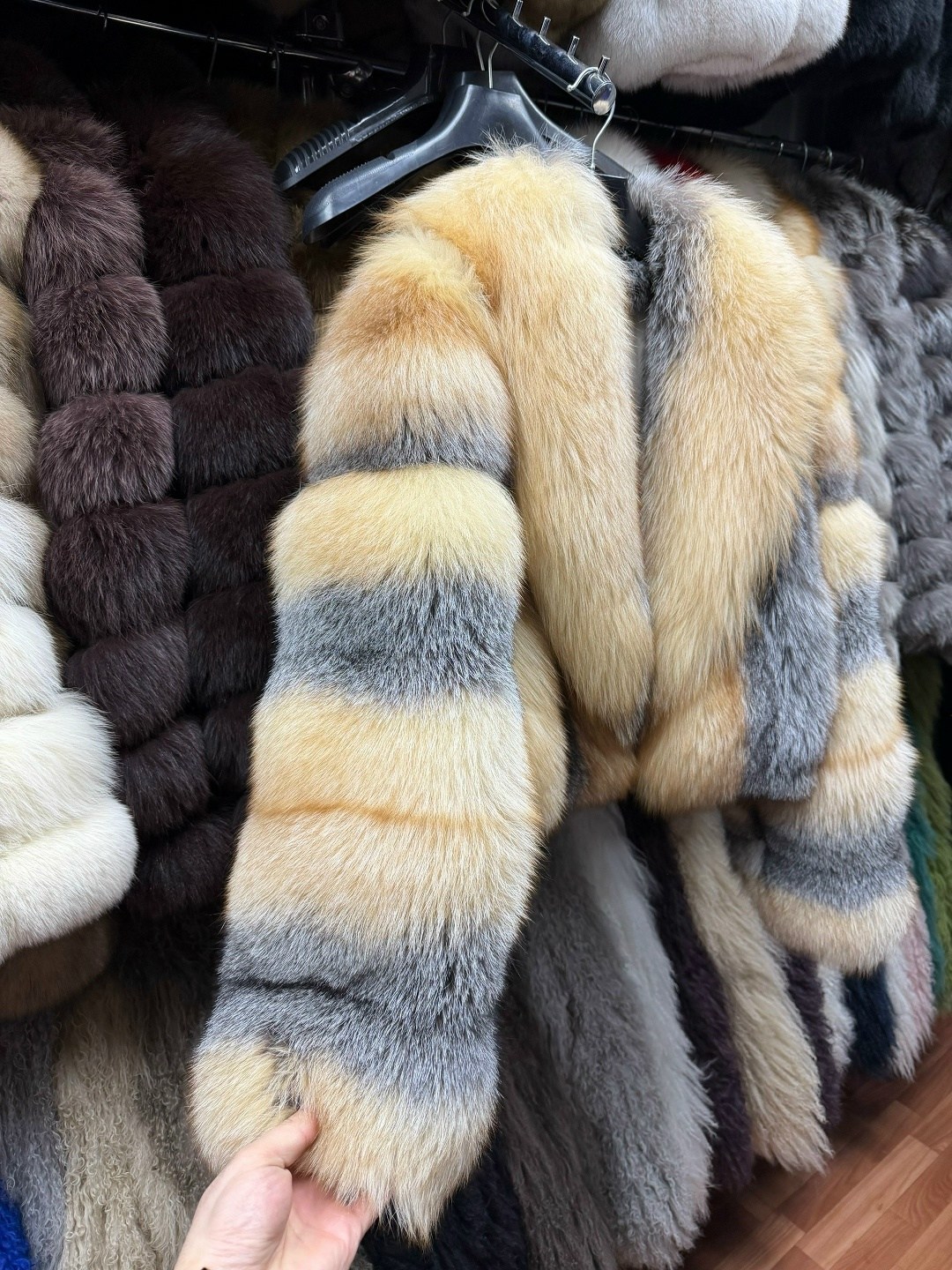 женская шуба из натурального лисьего меха,мех лисы,канадская лиса шуба,шуба из финской лисы,меховая куртка