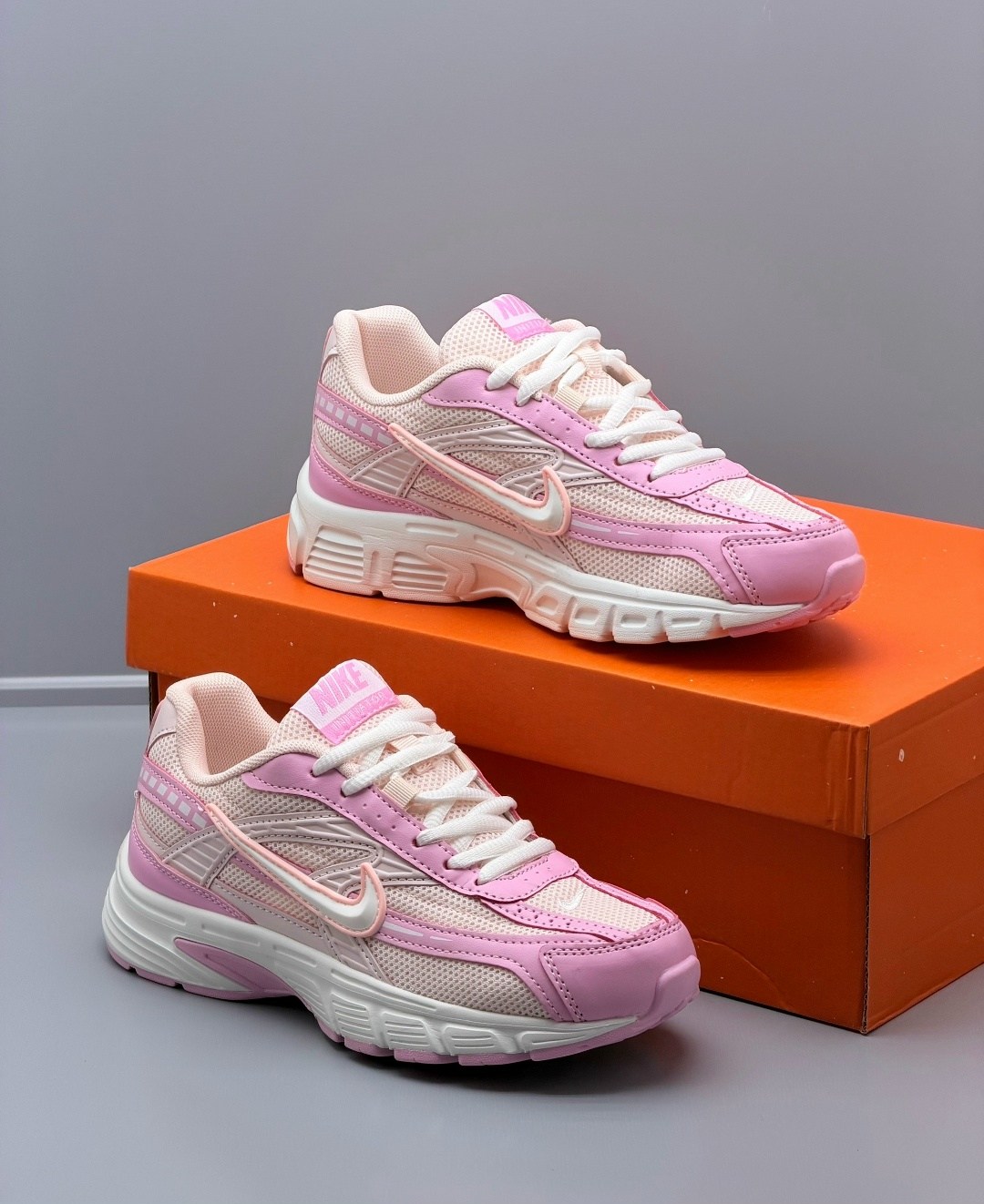 женские беговые кроссовки nike initiator ярко-розовый,кроссовки для бега initiator женские с низким верхом розовые/белые/серебристые nike,кроссовки nike женские,кроссовки nike initiator розовые,nike v