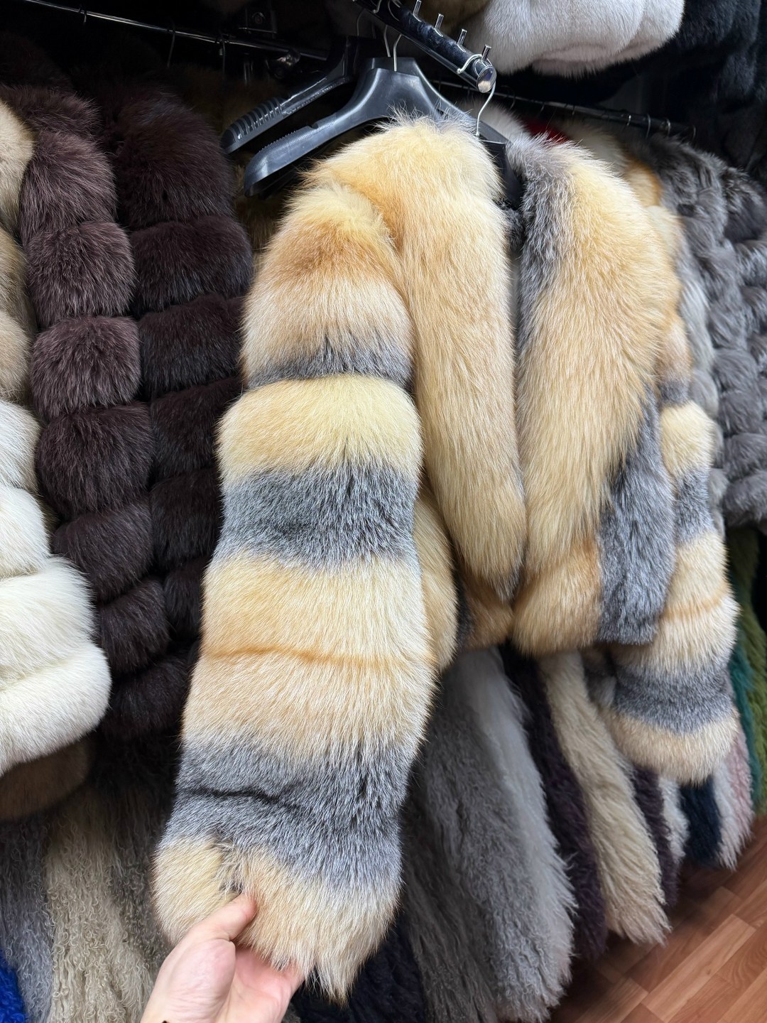 канадская лиса шуба,шуба из лисы,шуба из финской лисы,женская шуба из натурального лисьего меха,шуба из меха лисы