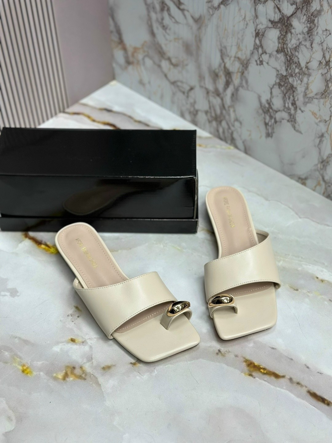 ,женские шлепанцы,босоножки шлепанцы,модные тапочки,шлепки женские