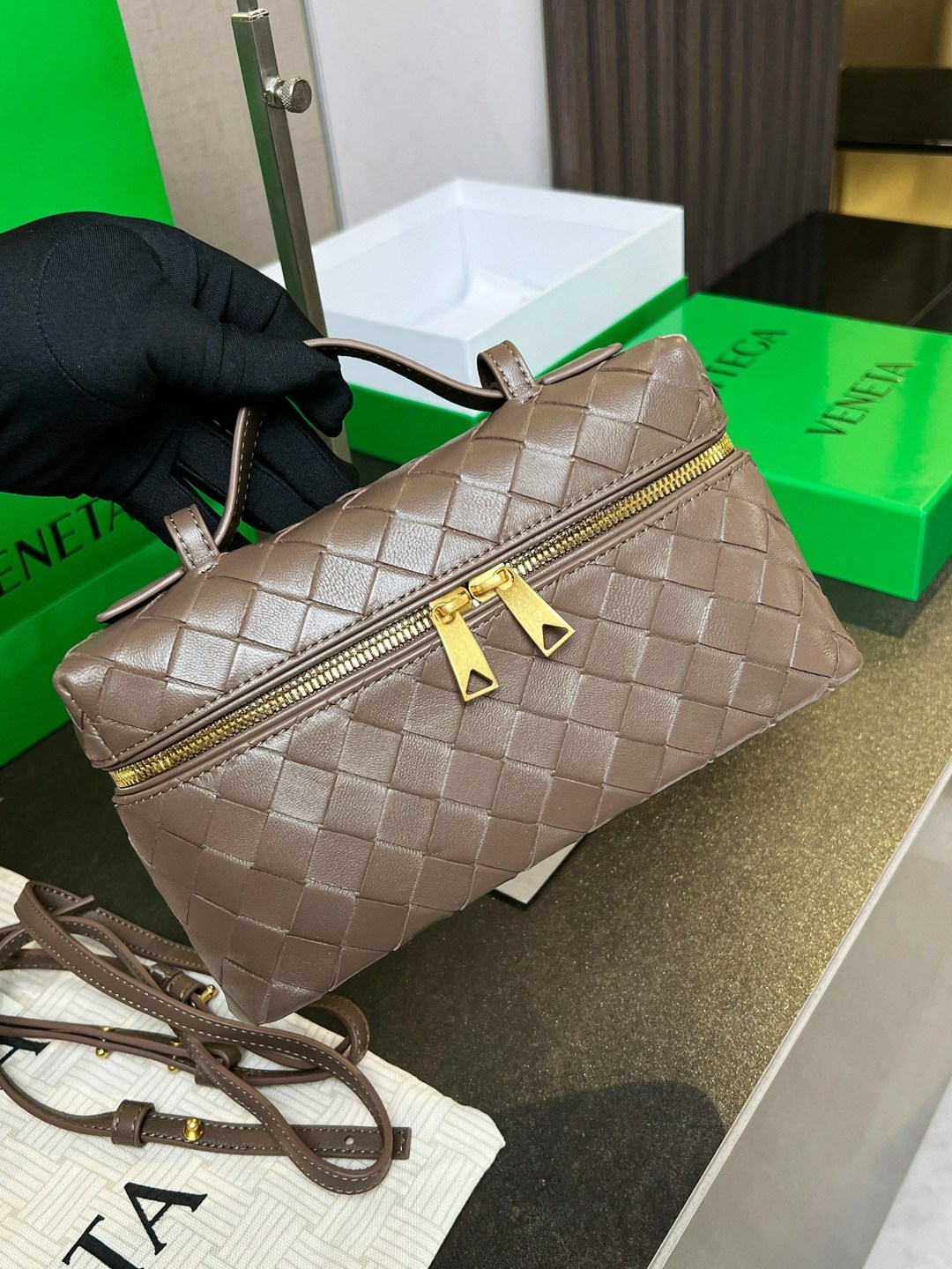 женская сумка bottega veneta,bottega veneta сумка,сумка-чехол bang vanity case серо коричневого цвета bottega veneta,сумка bottega,bottega veneta сумка мужская