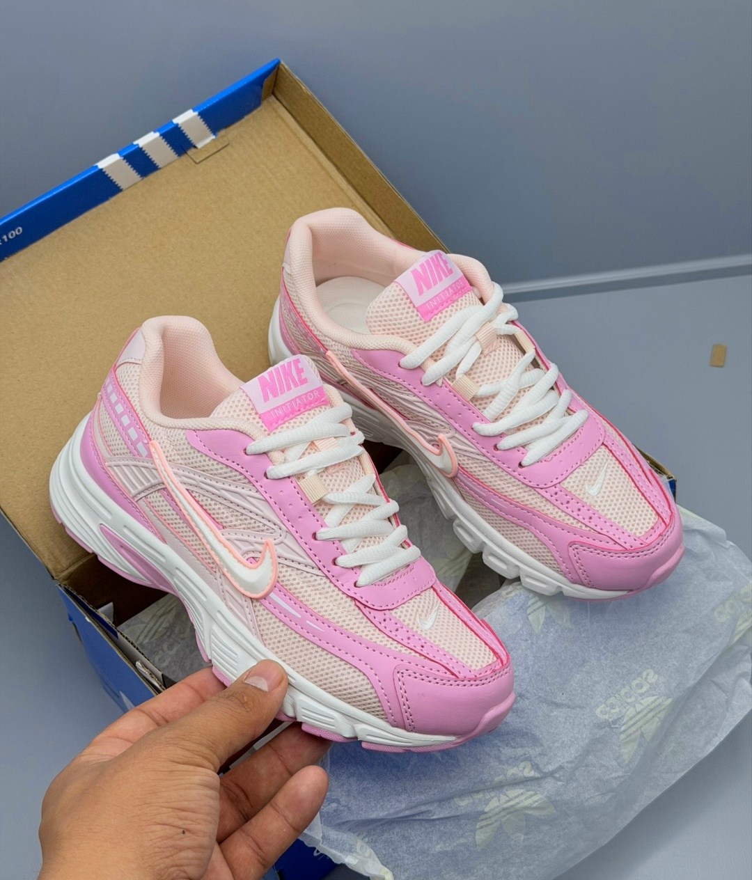 женские беговые кроссовки nike initiator ярко-розовый,кроссовки для бега initiator женские с низким верхом розовые/белые/серебристые nike,кроссовки nike женские,кроссовки nike initiator розовые,nike v