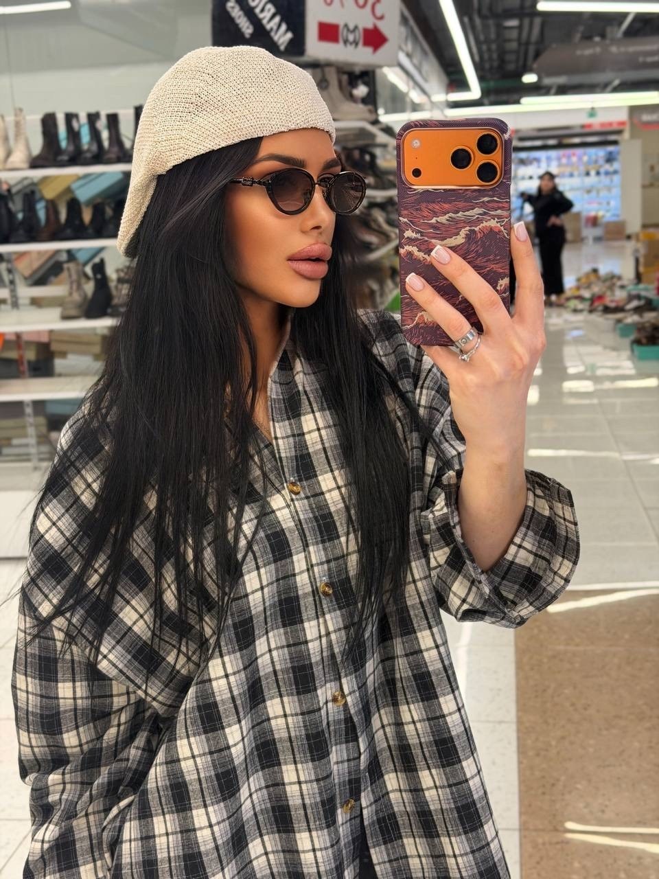 девушка,рубашка в клетку оверсайз осенняя barabashka shop,стильная одежда,рубашка женская,рубашка со стразами оверсайз в клетку