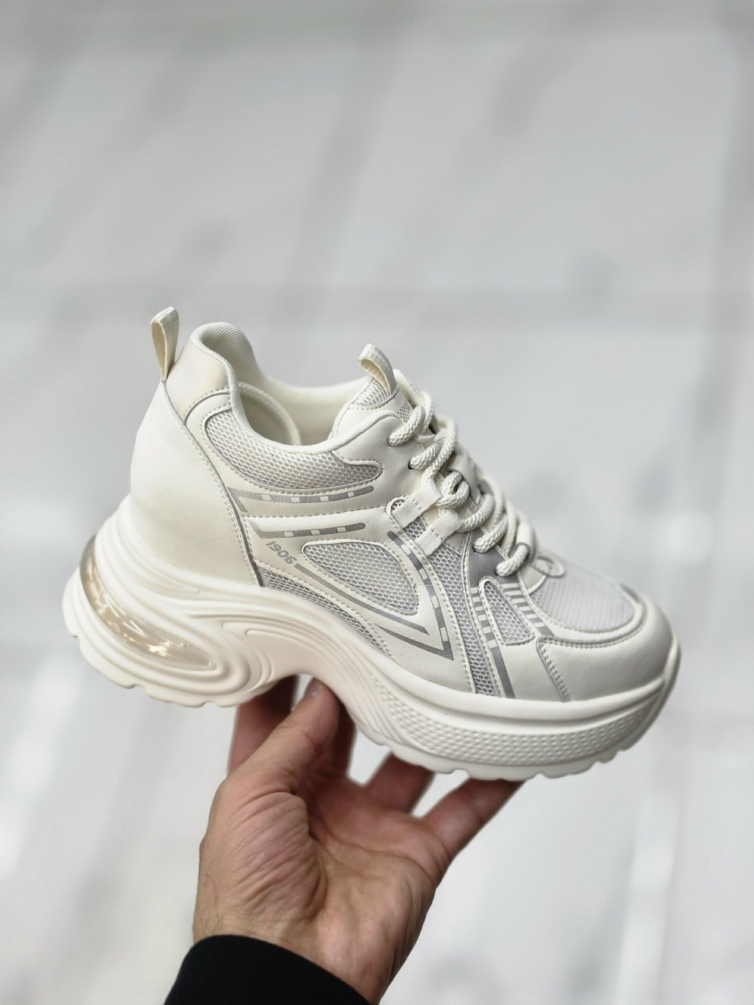 ,женские кроссовки,повседневные кроссовки,спортивная ,кроссовки модные