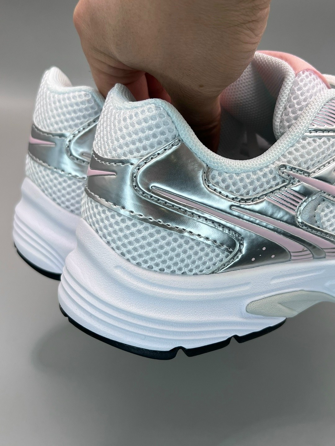 кроссовки nike initiator,женские кроссовки nike initiator серебристого цвета,nike initiator metallic silver white men / women running casual shoes,nike initiator,nike initiator silver