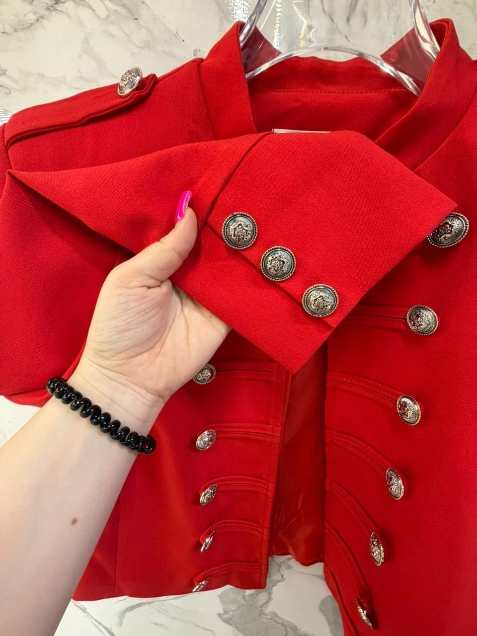 красное пальто,кожаная куртка,красивая девушка,деловой костюм