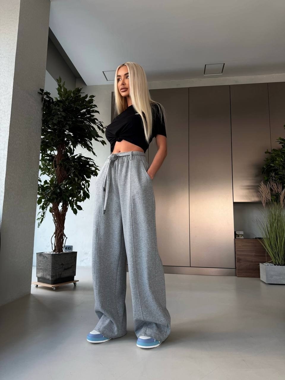 серые широкие спортивные штаны,серые спортивные штаны,брюки спортивные,женские спортивные брюки,штаны женские спортивные широкие