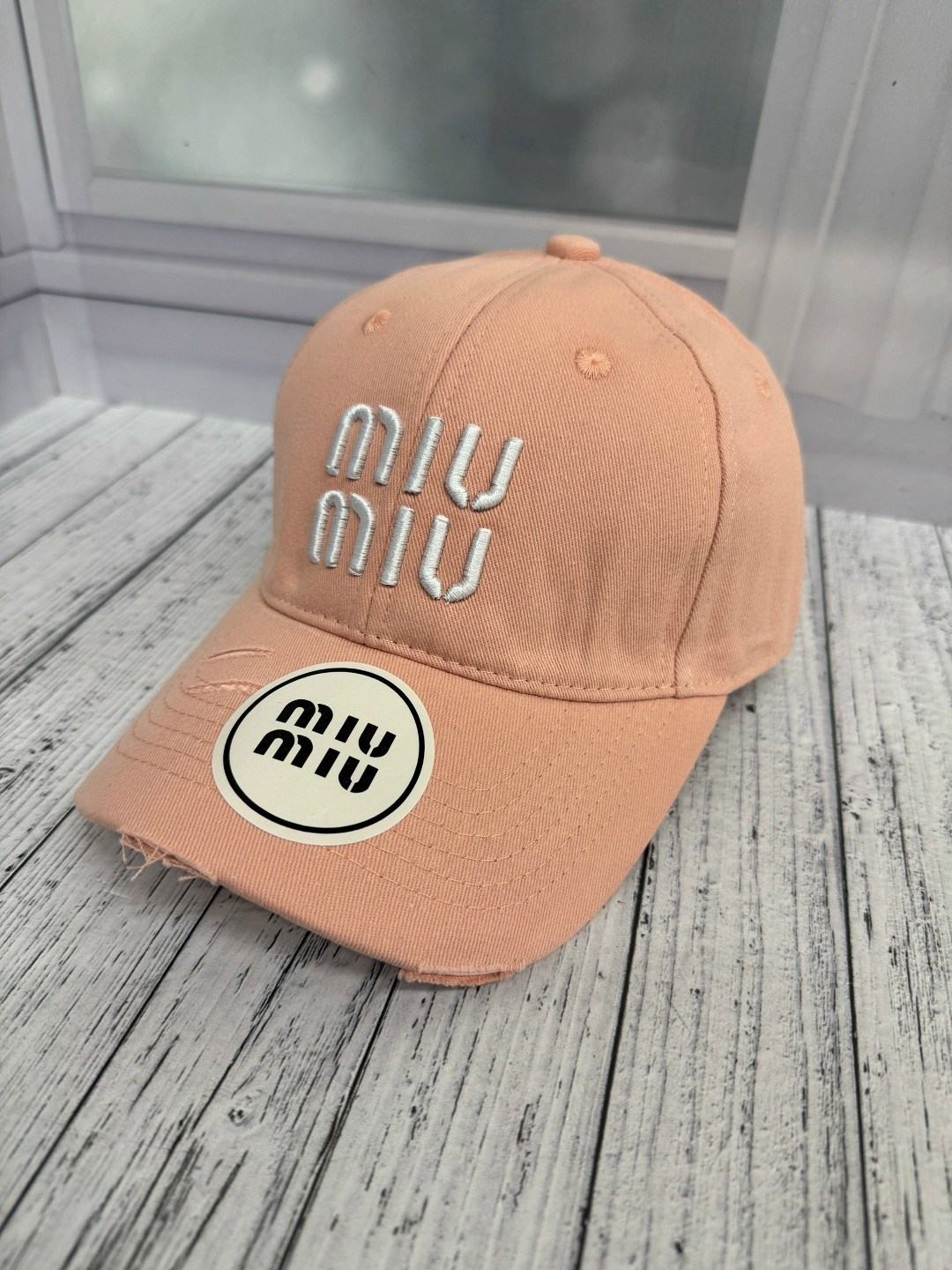 бейсболка miu miu,бейсболка miu,стильная бейсболка,кепка miu miu,бейсболка