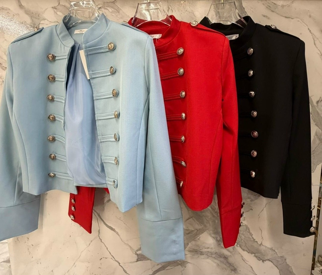 красное пальто,кожаная куртка,красивая девушка,деловой костюм