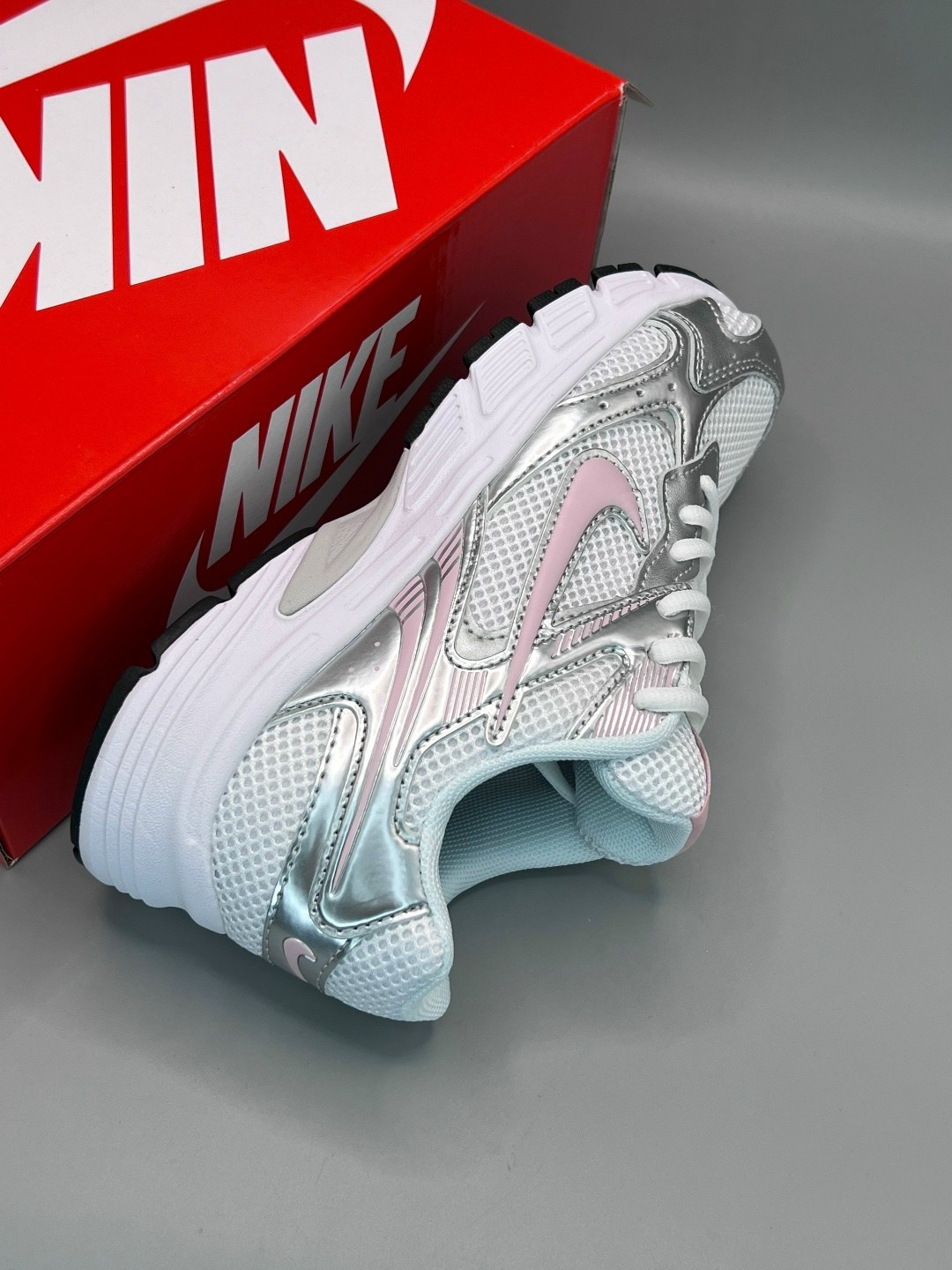 кроссовки nike initiator,женские кроссовки nike initiator серебристого цвета,nike initiator metallic silver white men / women running casual shoes,nike initiator,nike initiator silver