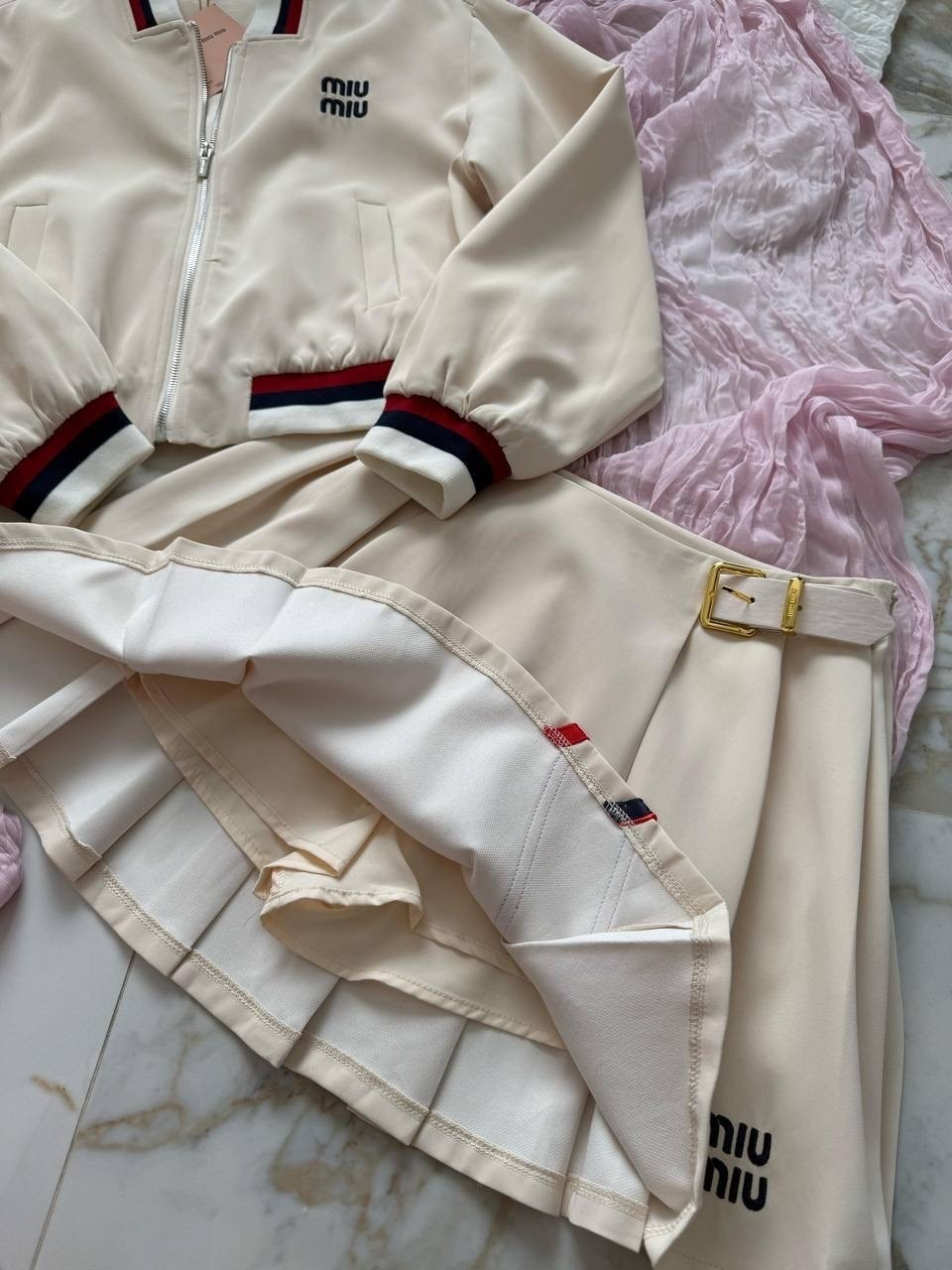 костюм юбка и бомбер,костюм miu miu женский,трикотажные костюмы с юбкой,костюм с юбкой,бежевый свитшот