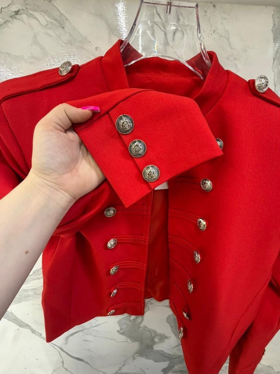 красное пальто,кожаная куртка,красивая девушка,деловой костюм