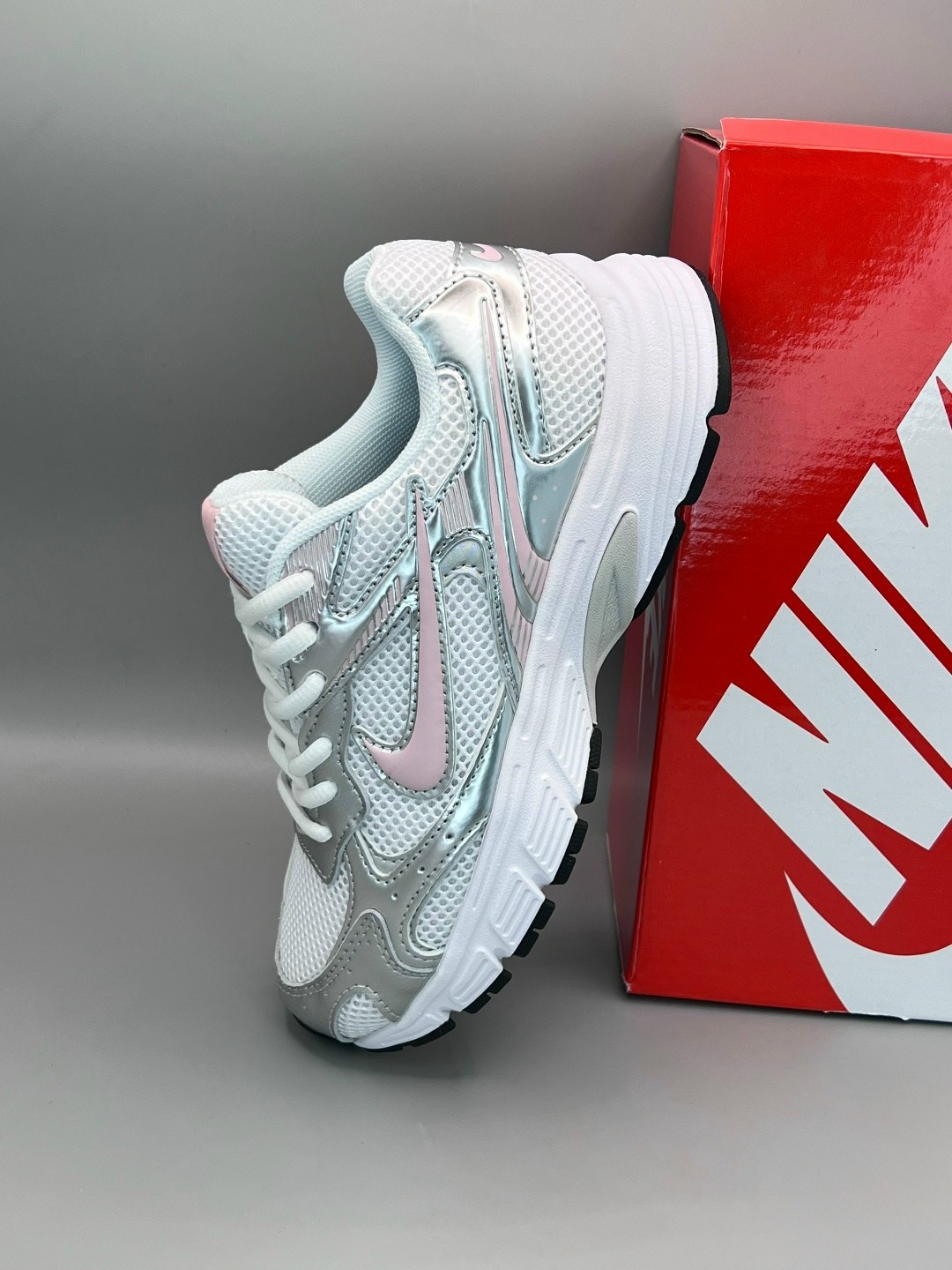 кроссовки nike initiator,женские кроссовки nike initiator серебристого цвета,nike initiator metallic silver white men / women running casual shoes,nike initiator,nike initiator silver
