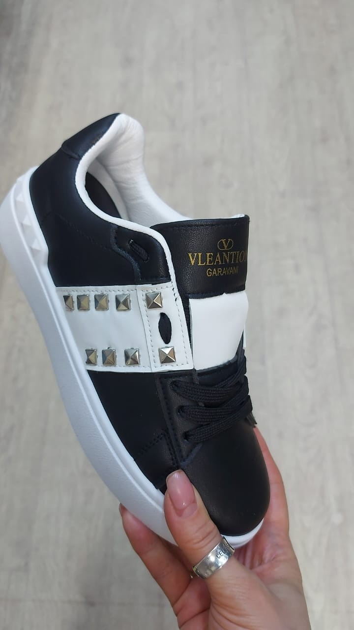 кеды валентино,кеды валентино женские,кеды валентино оригинал,женские низкие кеды rockstud untitled valentino garavani,