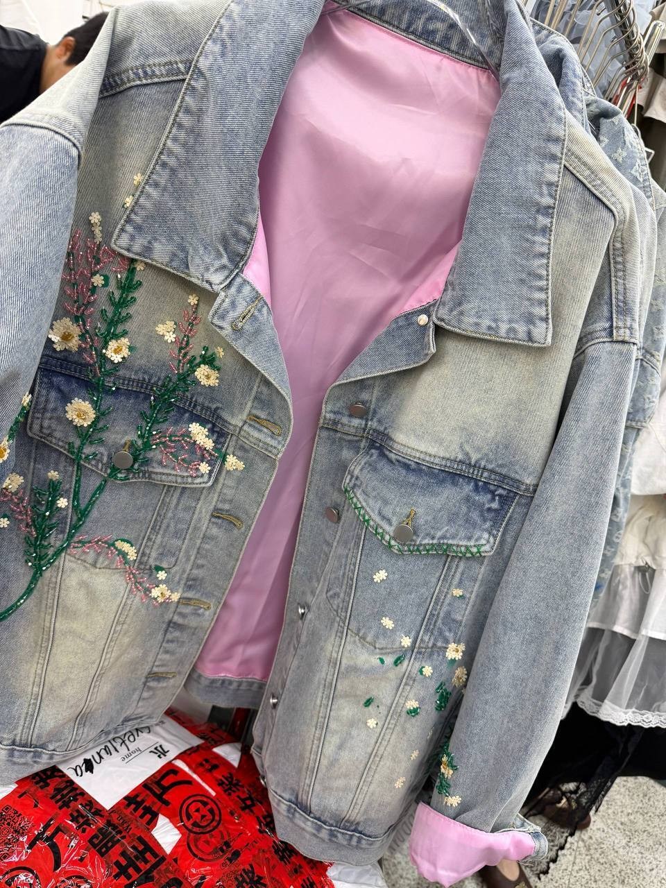 джинсовые куртки женские,джинсовая куртка,женская джинсовая куртка с большими карманами,модные джинсовые куртки,джинсовая куртка с вышивкой
