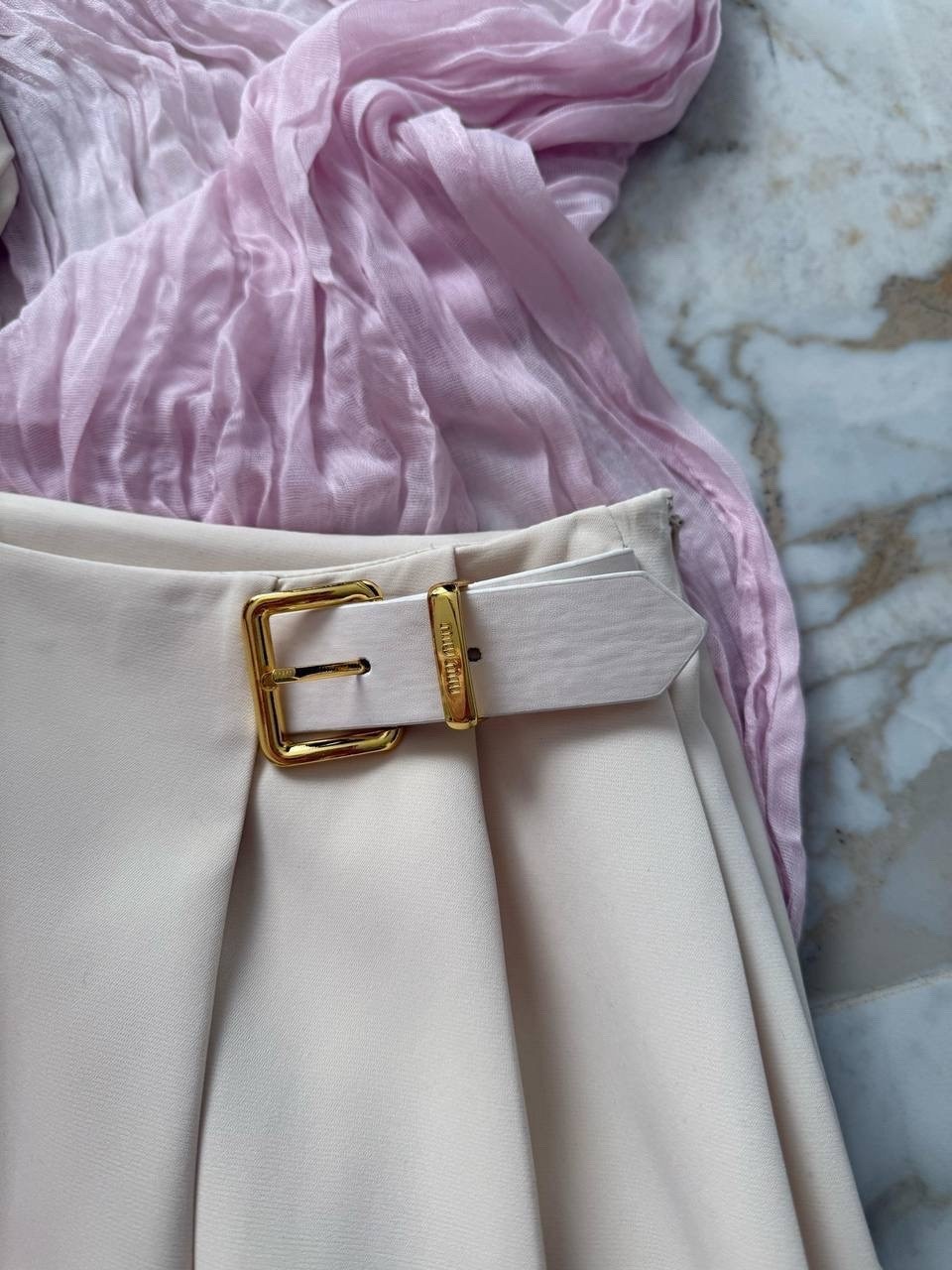 костюм юбка и бомбер,костюм miu miu женский,трикотажные костюмы с юбкой,костюм с юбкой,бежевый свитшот