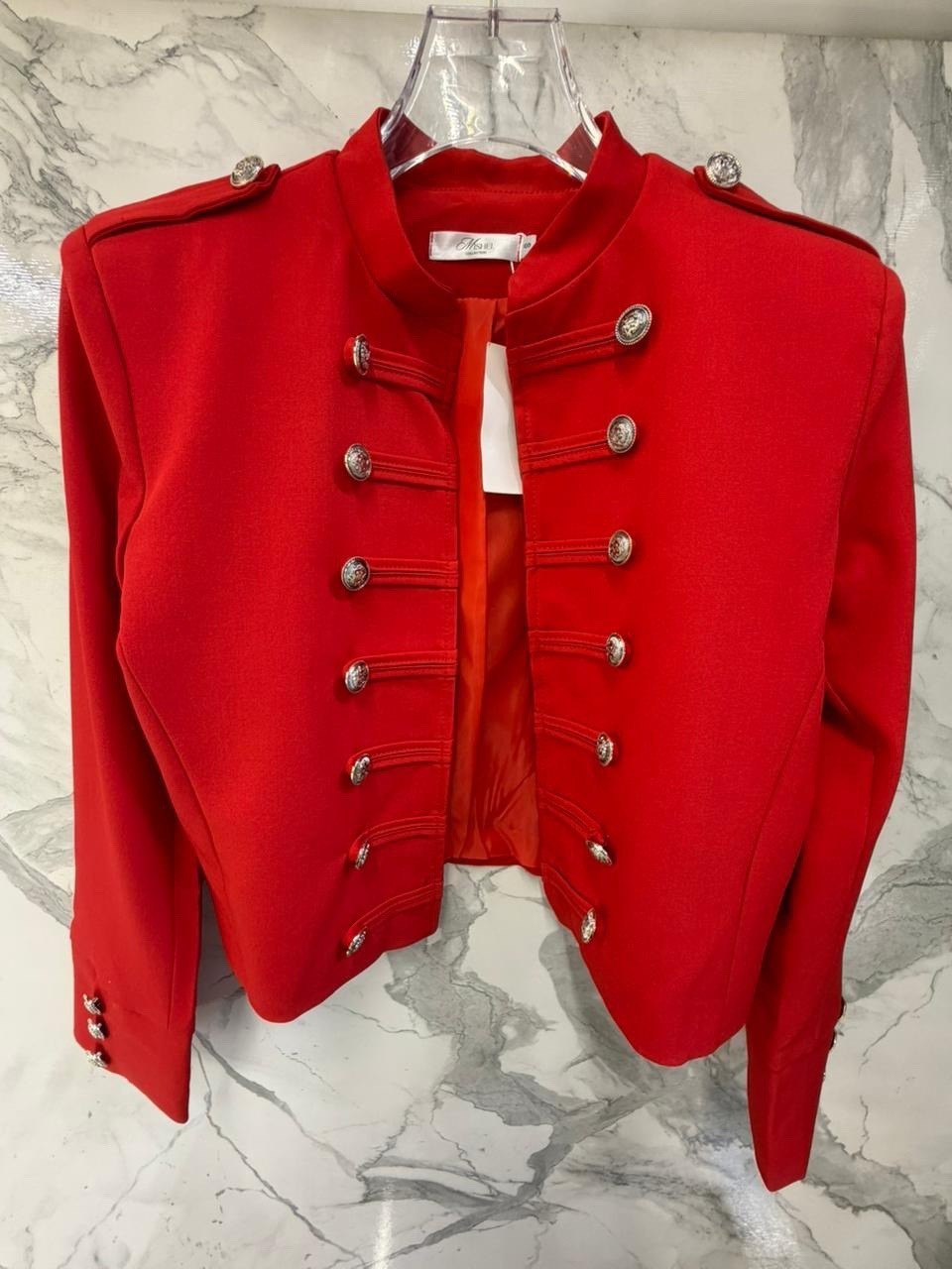 красное пальто,кожаная куртка,красивая девушка,деловой костюм