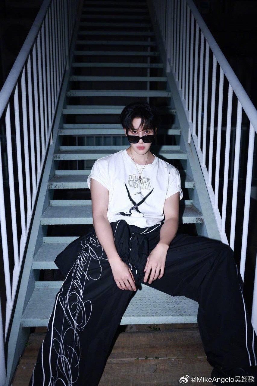 модные мужские брюки,мужчина актер,мужская одежда,стили парней,парни корейские