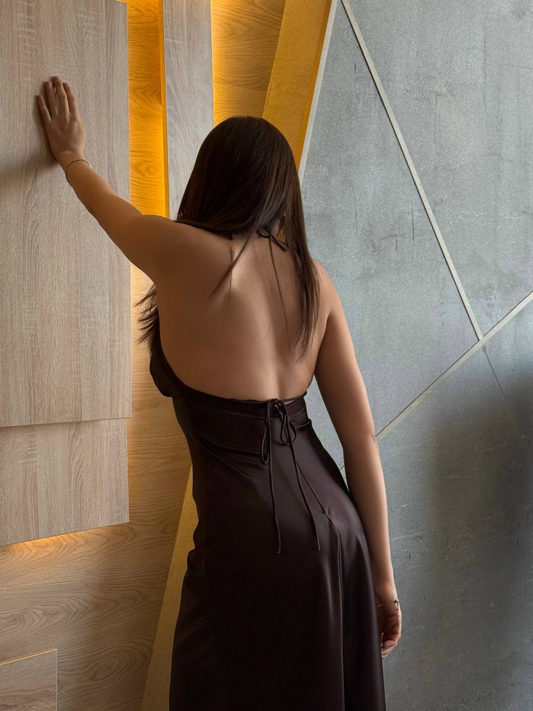 шоколадное платье комбинация,шелковое платье комбинация миди шоколадного цвета коричневое,атласное платье,платье стильное,платье комбинация