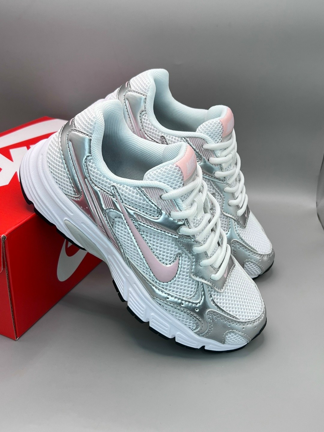кроссовки nike initiator,женские кроссовки nike initiator серебристого цвета,nike initiator metallic silver white men / women running casual shoes,nike initiator,nike initiator silver
