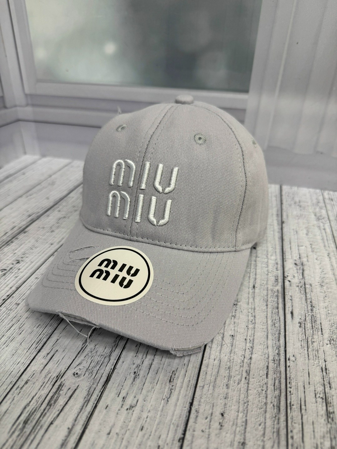 бейсболка miu miu,бейсболка miu,стильная бейсболка,кепка miu miu,бейсболка