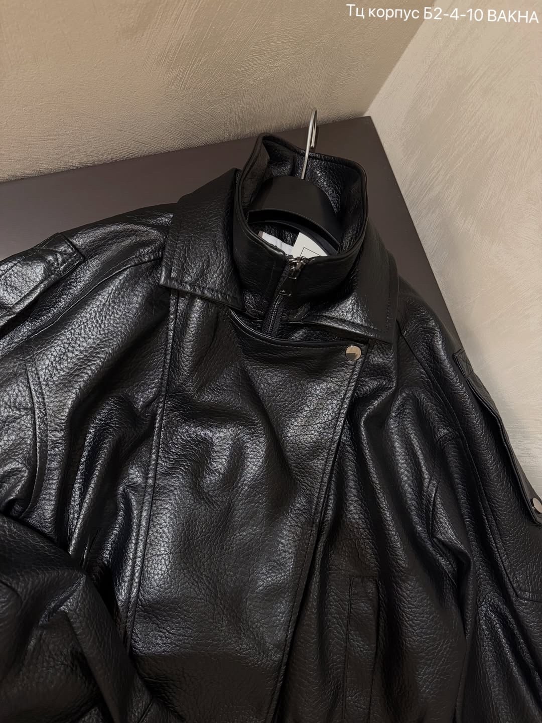 кожаная куртка,куртка-косуха из искусственной кожи оверсайз zarina,женская куртка из искусственной кожи,женская кожаная куртка,куртка косуха