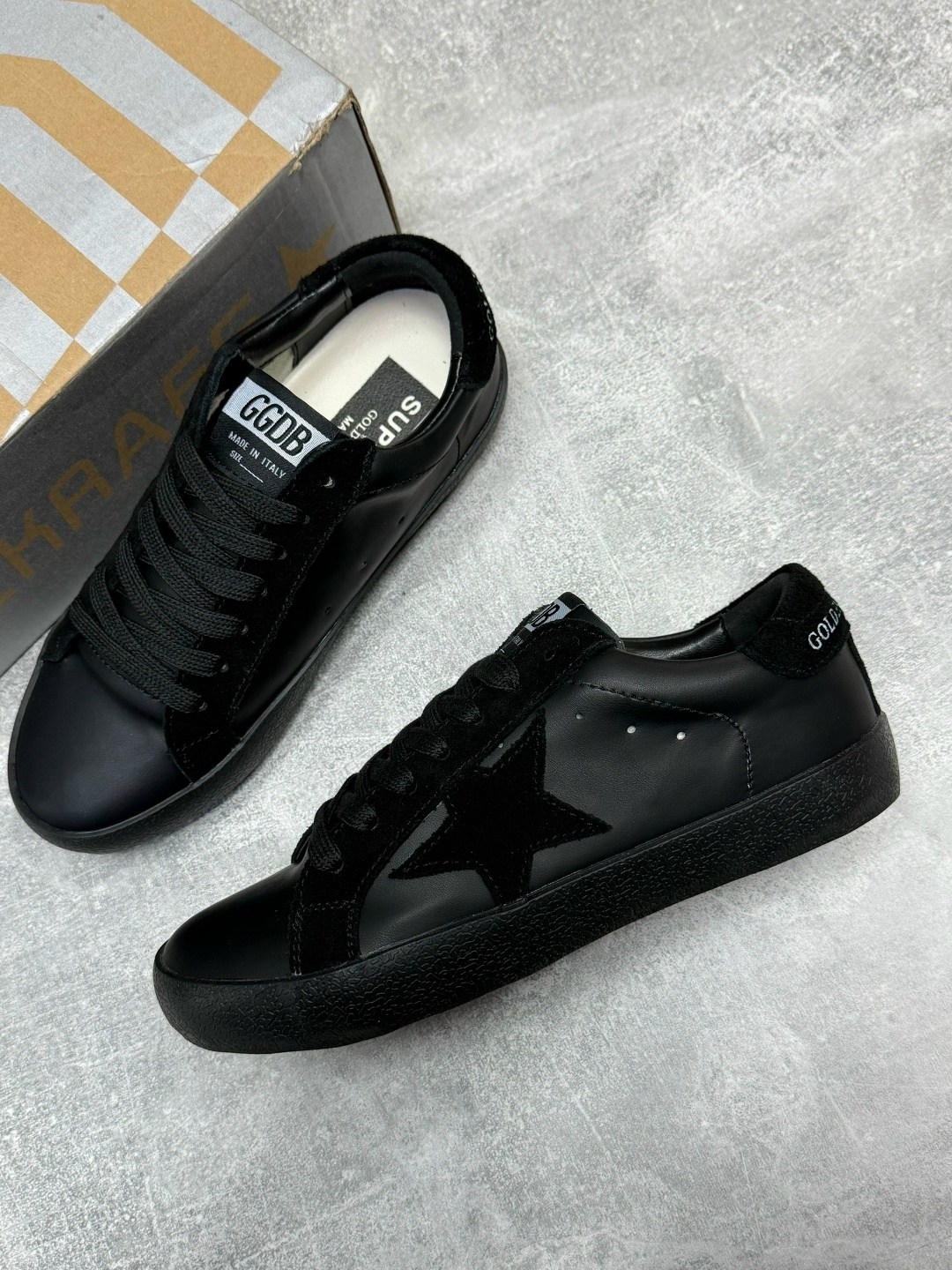 ,golden goose deluxe brand черные кожаные кеды superstar с белой звездой,кроссовки golden goose,golden goose кеды hi star на платформе черный,кроссовки golden goose superstar black white