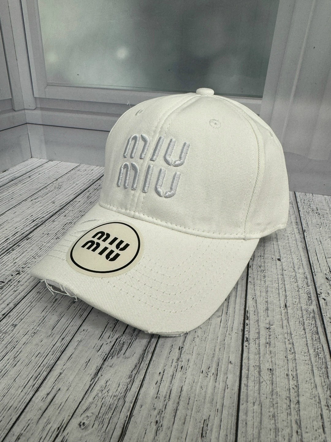 бейсболка miu miu,бейсболка miu,стильная бейсболка,кепка miu miu,бейсболка