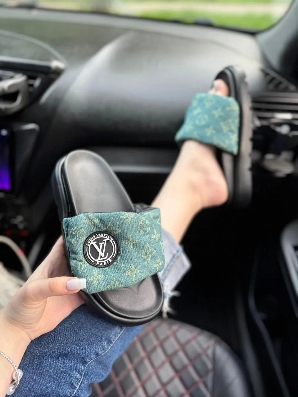 женские шлепанцы,шлепанцы луи виттон,луи витон новая коллекция шлепки,louis vuitton шлепанцы,шлепки женские