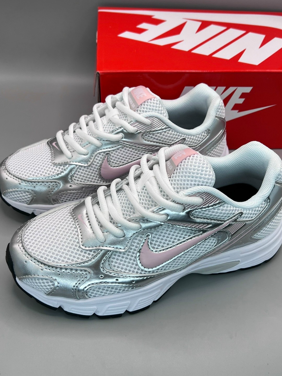 кроссовки nike initiator,женские кроссовки nike initiator серебристого цвета,nike initiator metallic silver white men / women running casual shoes,nike initiator,nike initiator silver