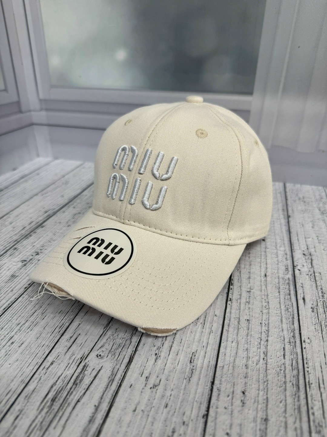 бейсболка miu miu,бейсболка miu,стильная бейсболка,кепка miu miu,бейсболка