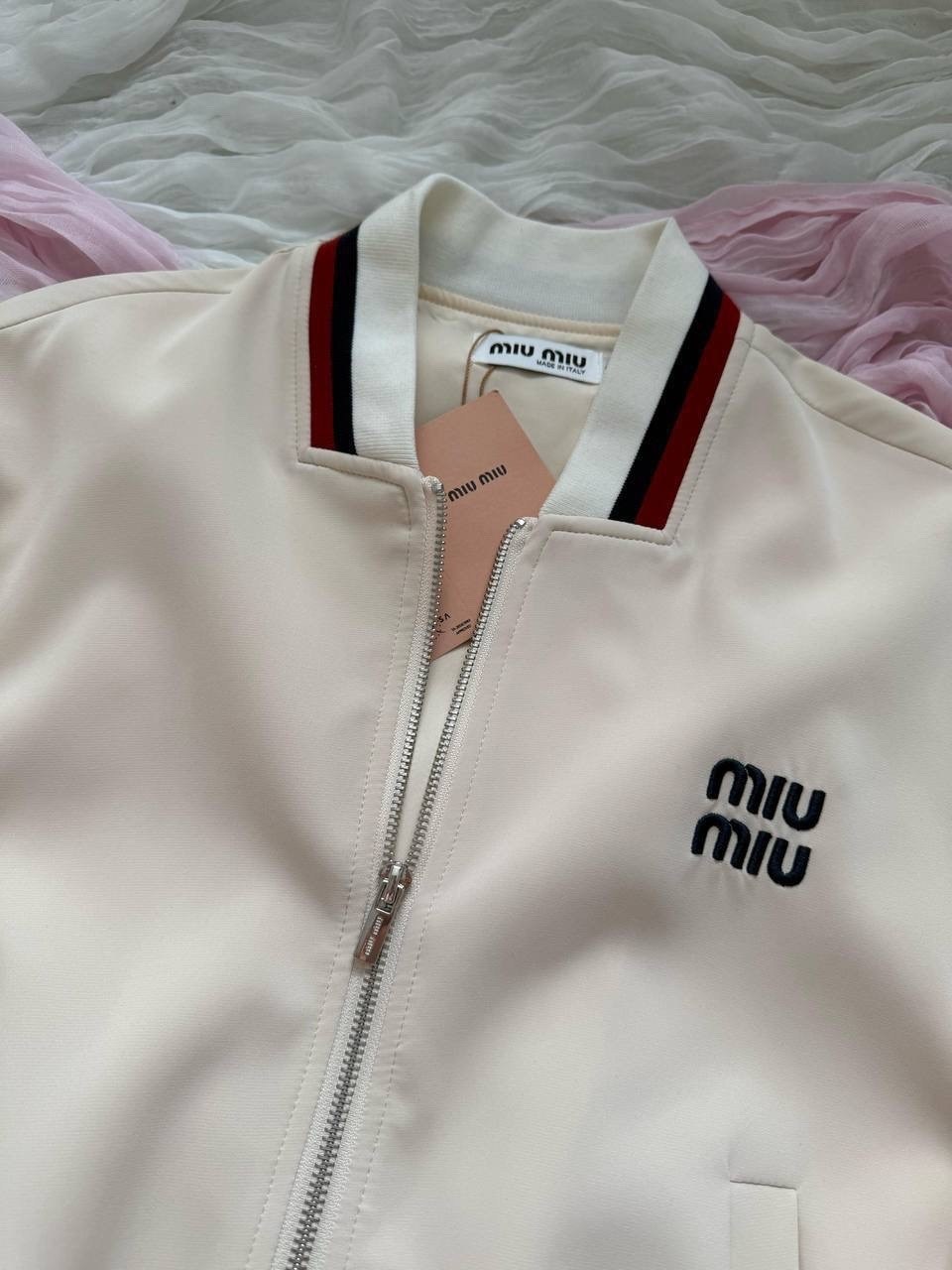 костюм юбка и бомбер,костюм miu miu женский,трикотажные костюмы с юбкой,костюм с юбкой,бежевый свитшот