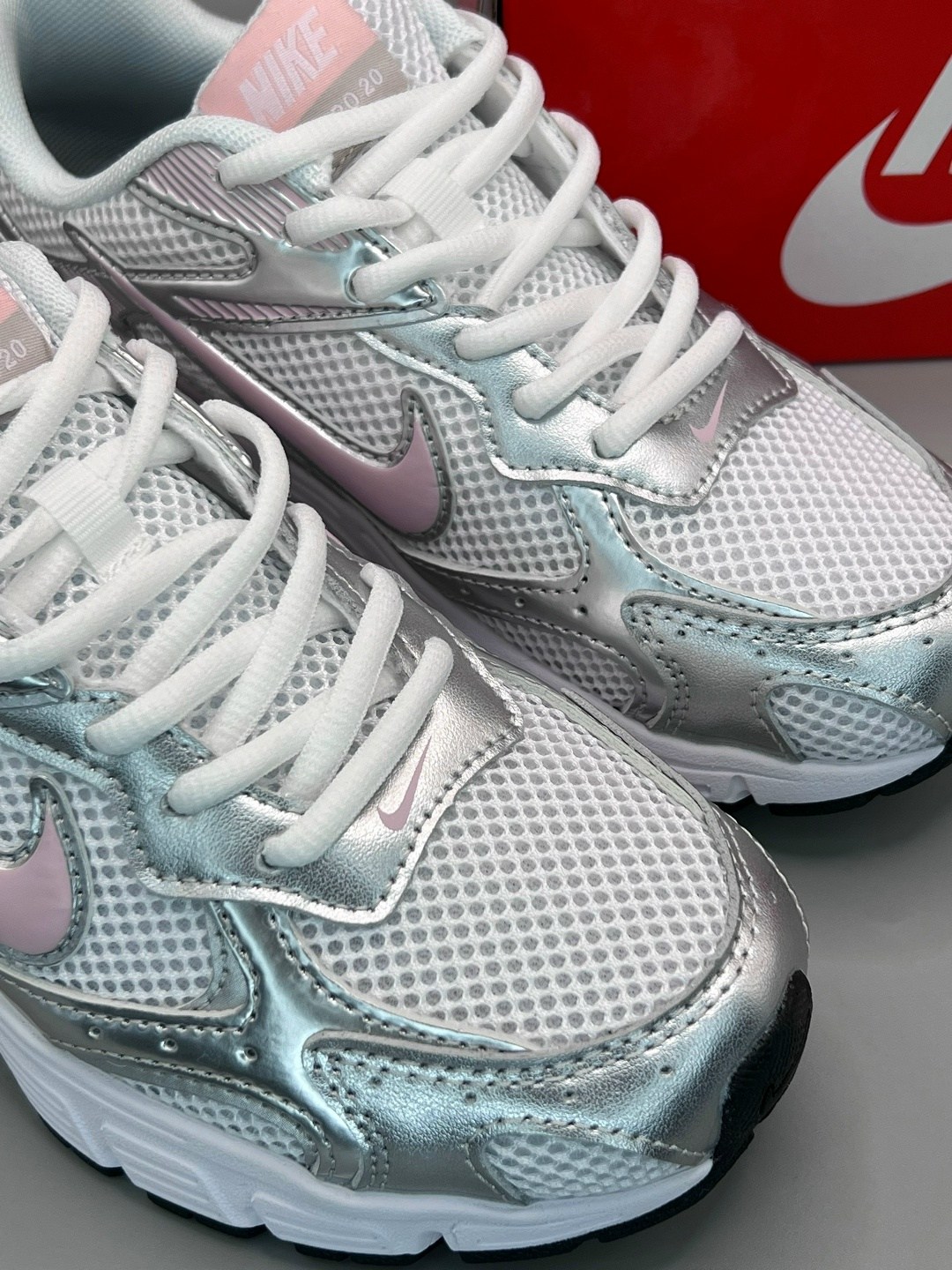 кроссовки nike initiator,женские кроссовки nike initiator серебристого цвета,nike initiator metallic silver white men / women running casual shoes,nike initiator,nike initiator silver