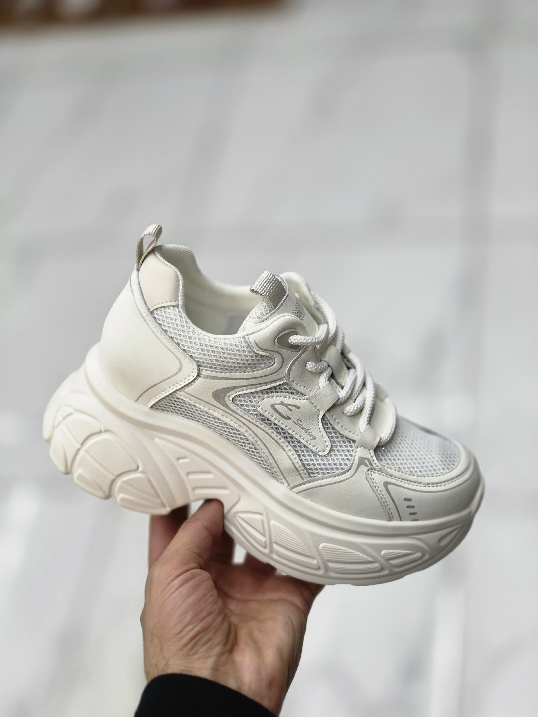 ,женские кроссовки,повседневные кроссовки,спортивная ,кроссовки модные