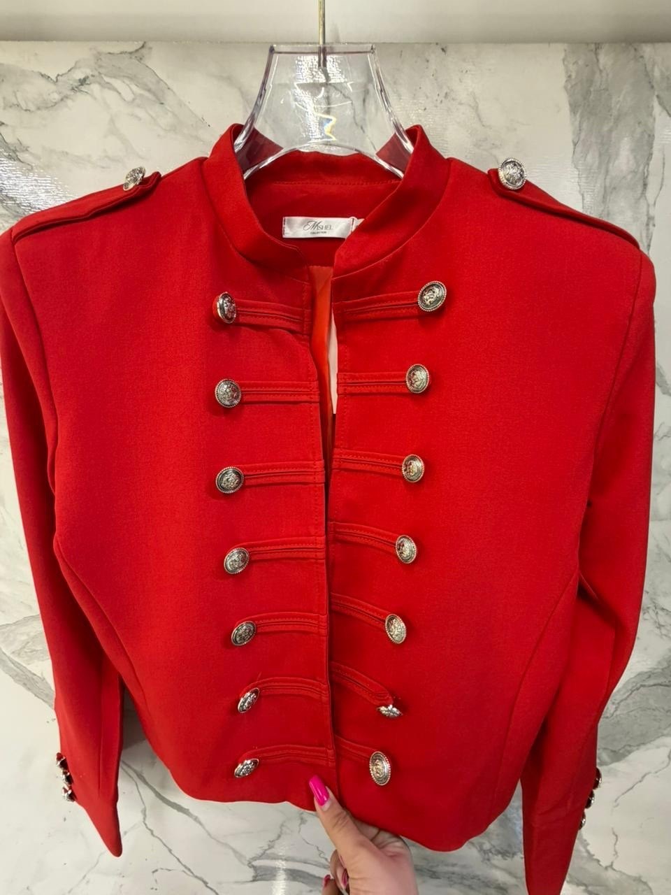 красное пальто,кожаная куртка,красивая девушка,деловой костюм