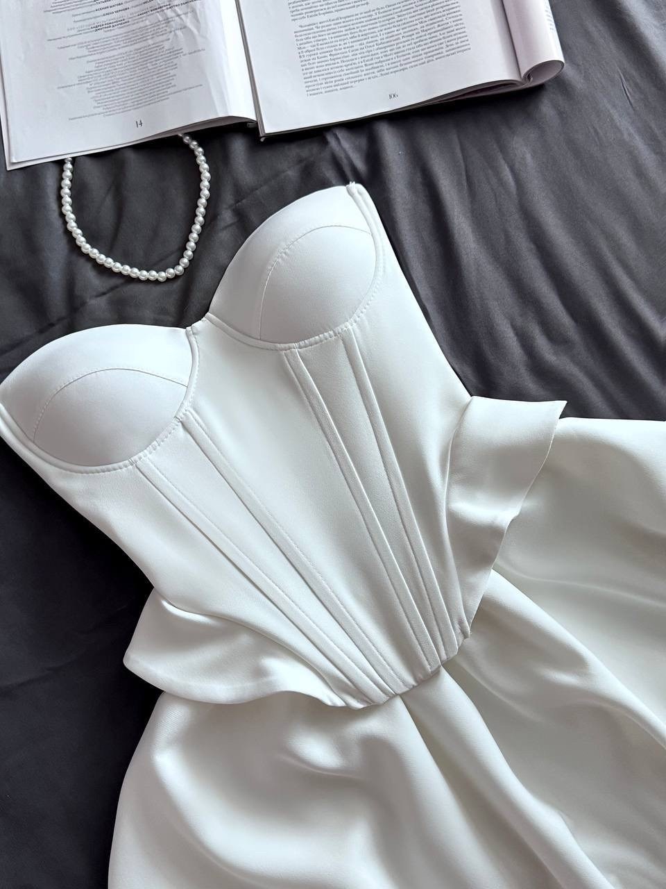 красное платье с корсетом,корсетное платье с пышной юбкой баллон красное,платье с корсетом,мини платье с корсетом,бархатное платье с корсетом